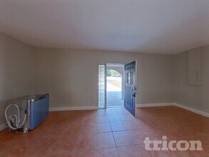 1101 Seffner Valrico Rd in Valrico, FL - Foto de edificio - Building Photo