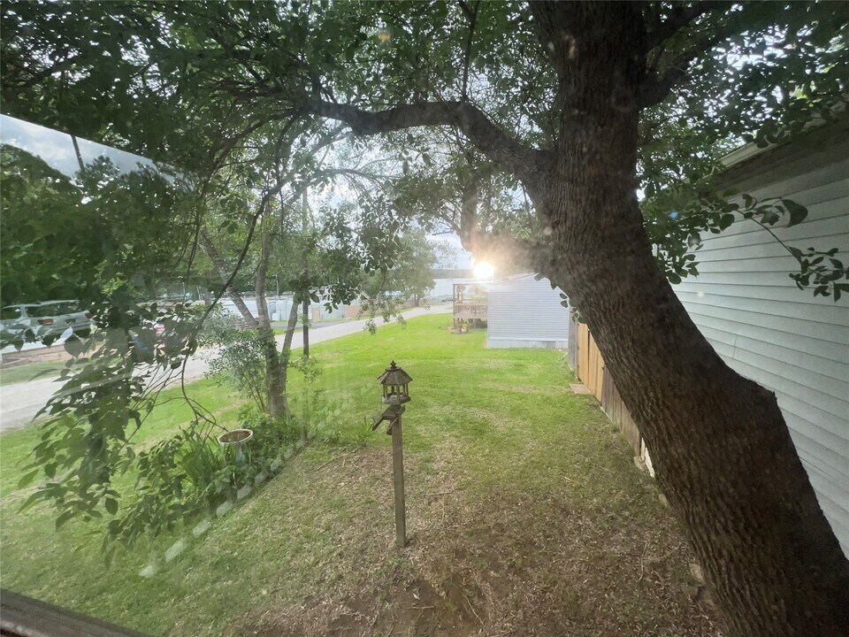 13724 Brigadier Dr in Willis, TX - Building Photo