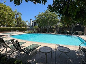1942 W Clipper Ln in Anaheim, CA - Building Photo