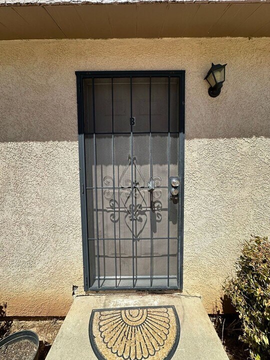 15254 Sequoia St-Unit -#B in Hesperia, CA - Building Photo