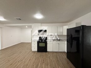 7403 Castle Crown Dr in San Antonio, TX - Foto de edificio - Building Photo