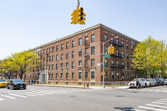 8320 Bay Pky in Brooklyn, NY - Foto de edificio - Building Photo