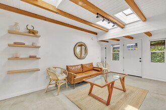 718 Vernon Ave in Venice, CA - Foto de edificio - Building Photo