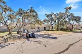8413 Slant Oak Dr in Austin, TX - Building Photo - Building Photo
