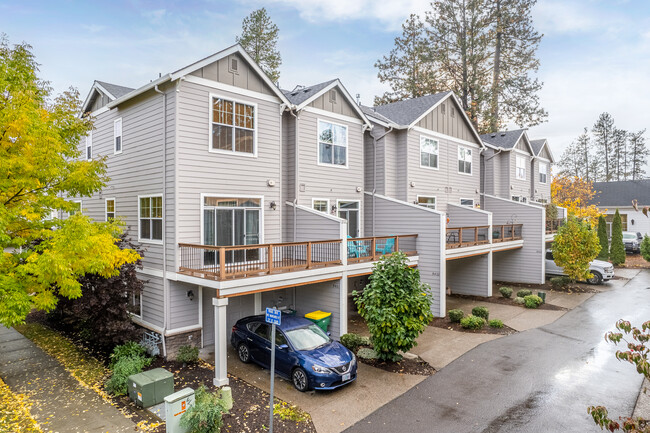 9347 SW 92nd Ave in Portland, OR - Foto de edificio - Building Photo