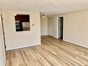 22 Williamsburg Ct, Unit 22-23 Williamsburg Ct in Shrewsbury, MA - Foto de edificio - Building Photo