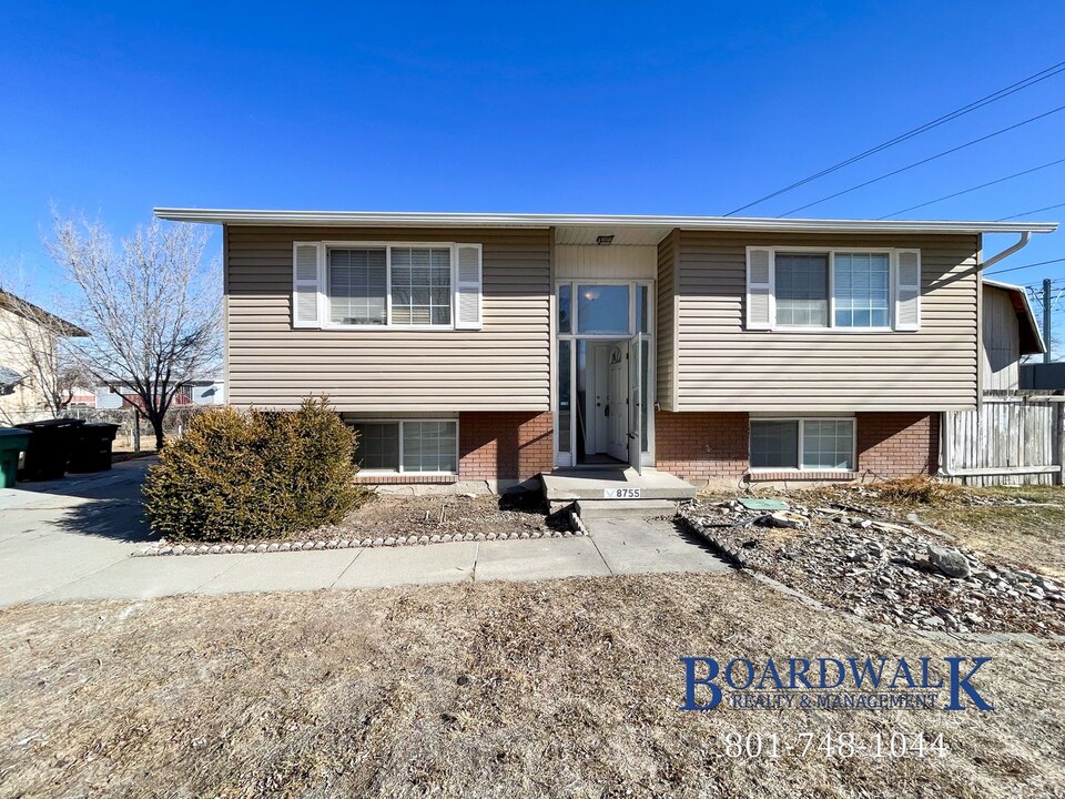 8755 Newcastle Rd in West Jordan, UT - Foto de edificio