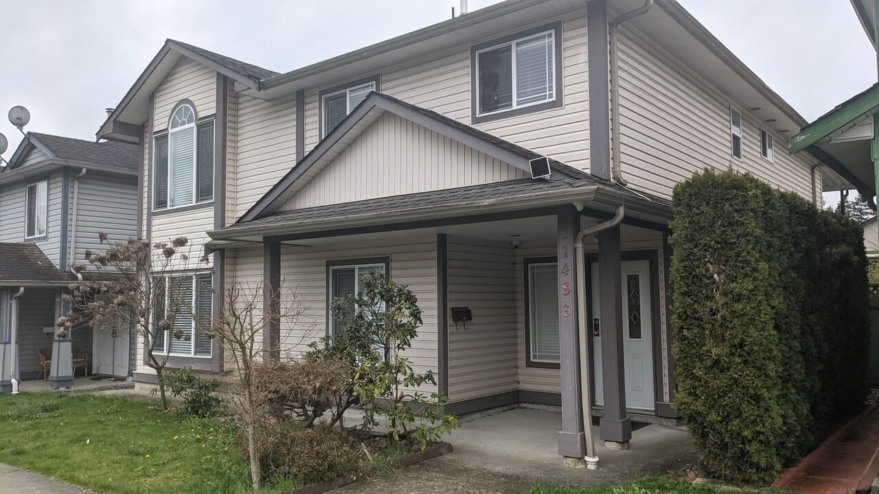 11483 240 St in Maple Ridge, BC - Building Photo