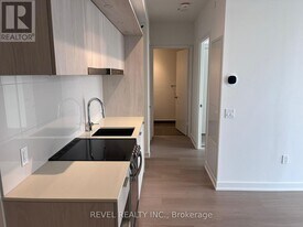 448 Burnhamthorpe Rd W in Mississauga, ON - Building Photo