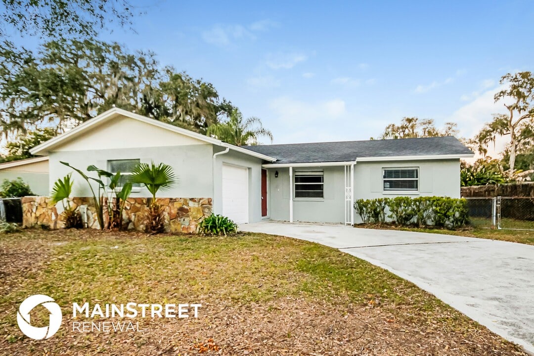 107 Inwood Cir in Brandon, FL - Building Photo