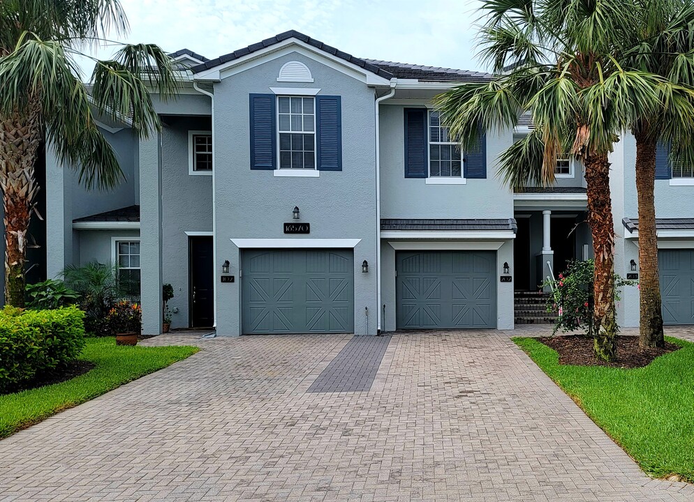 16570 Goldenrod Ln, Unit 202 in Alva, FL - Foto de edificio