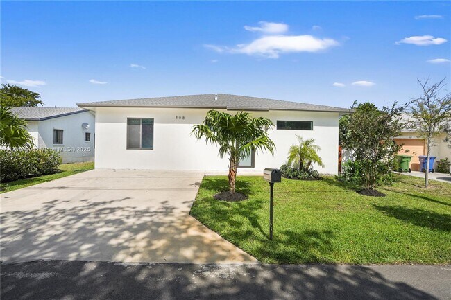 808 NW 5th Terrace in Hallandale Beach, FL - Foto de edificio - Building Photo