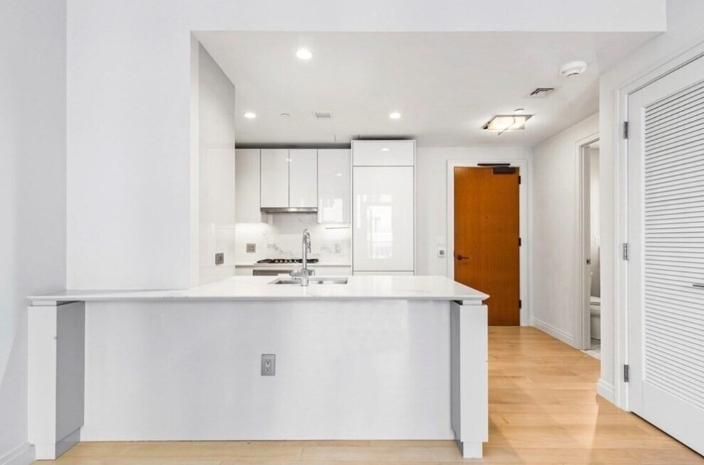 135 Seaport Blvd in Boston, MA - Building Photo