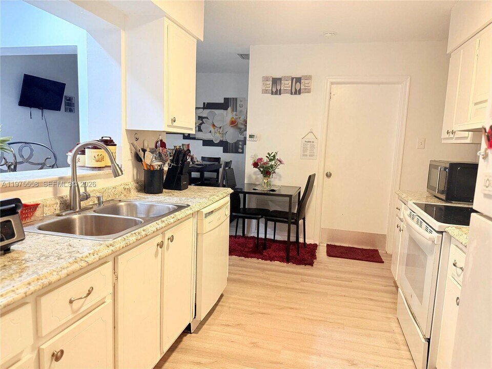 1 NW 73rd St in Tamarac, FL - Building Photo