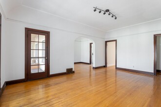 La Jolla Avenue Apartments in Los Angeles, CA - Building Photo - Interior Photo