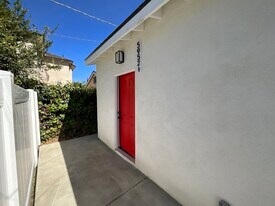 5952 1/2 Balcom Ave in Los Angeles, CA - Building Photo
