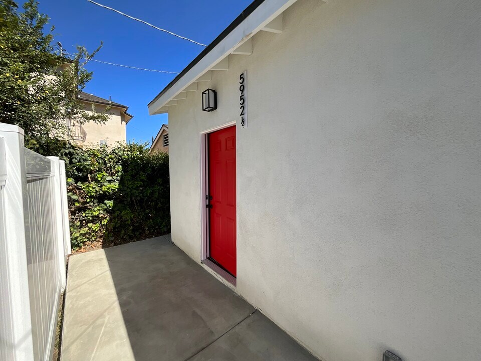 5952 1/2 Balcom Ave in Los Angeles, CA - Building Photo