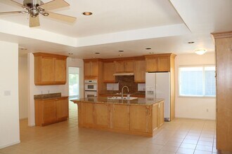 121 Westcott Way in Sacramento, CA - Building Photo - Building Photo