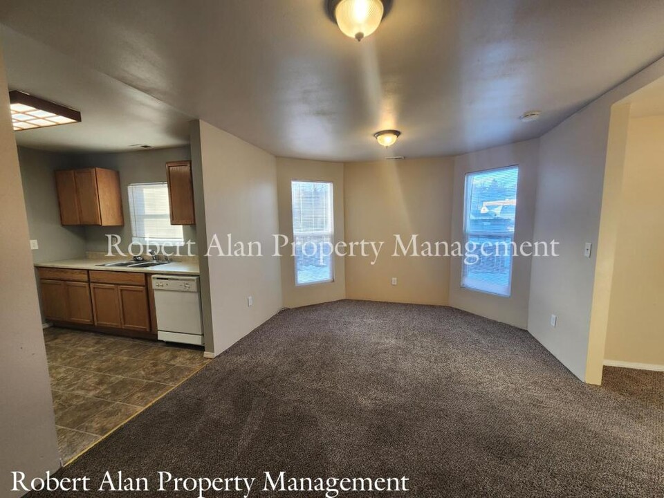 114 SE 9th Dr in Pendleton, OR - Building Photo