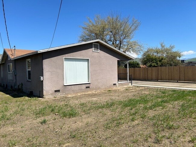 1848 E Springville Ave in Porterville, CA - Building Photo - Building Photo