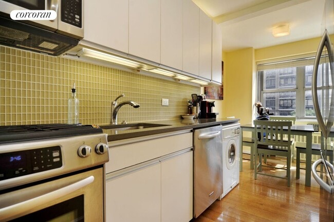 100 W 93rd St in New York, NY - Building Photo - Building Photo