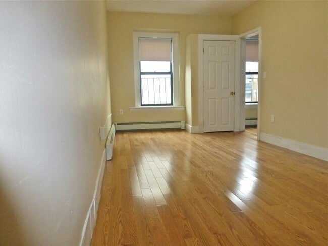 232 Cambridge St, Unit 9 in Boston, MA - Foto de edificio - Building Photo