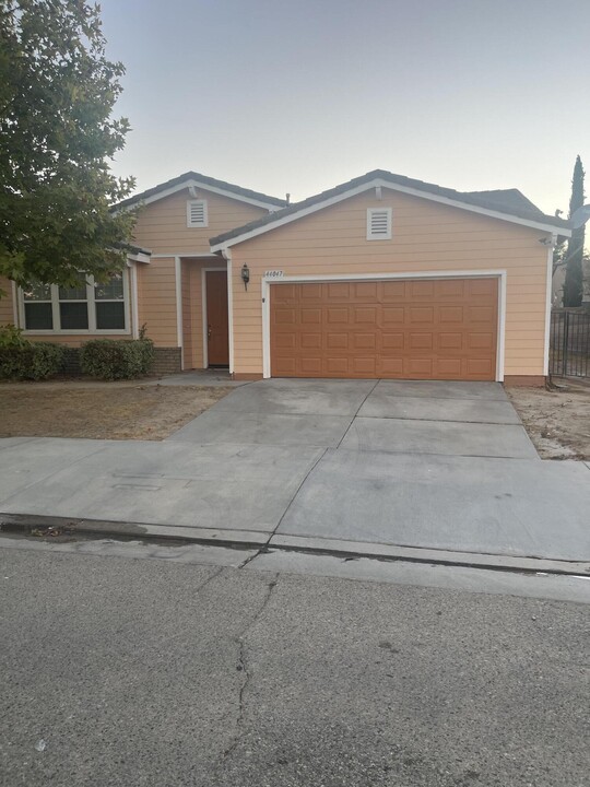 44047 37th St W in Lancaster, CA - Building Photo