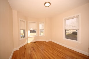 93 Cushing St, Unit 001 in Waltham, MA - Building Photo