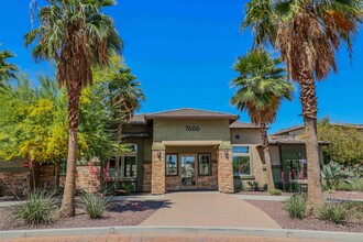 The Place at Santana Village in Peoria, AZ - Foto de edificio - Building Photo