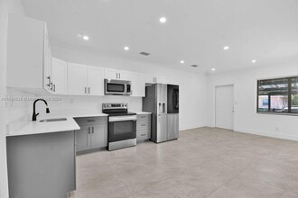 1102 NW 103rd St, Unit 2 in Miami, FL - Building Photo - Building Photo