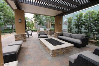26 E Serene Ave, Unit 108 in Las Vegas, NV - Foto de edificio - Building Photo