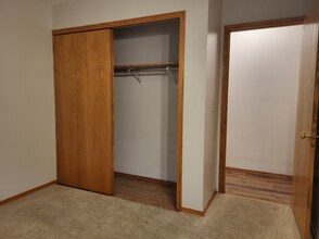 2204 Valleyhigh Dr NW in Rochester, MN - Foto de edificio - Building Photo