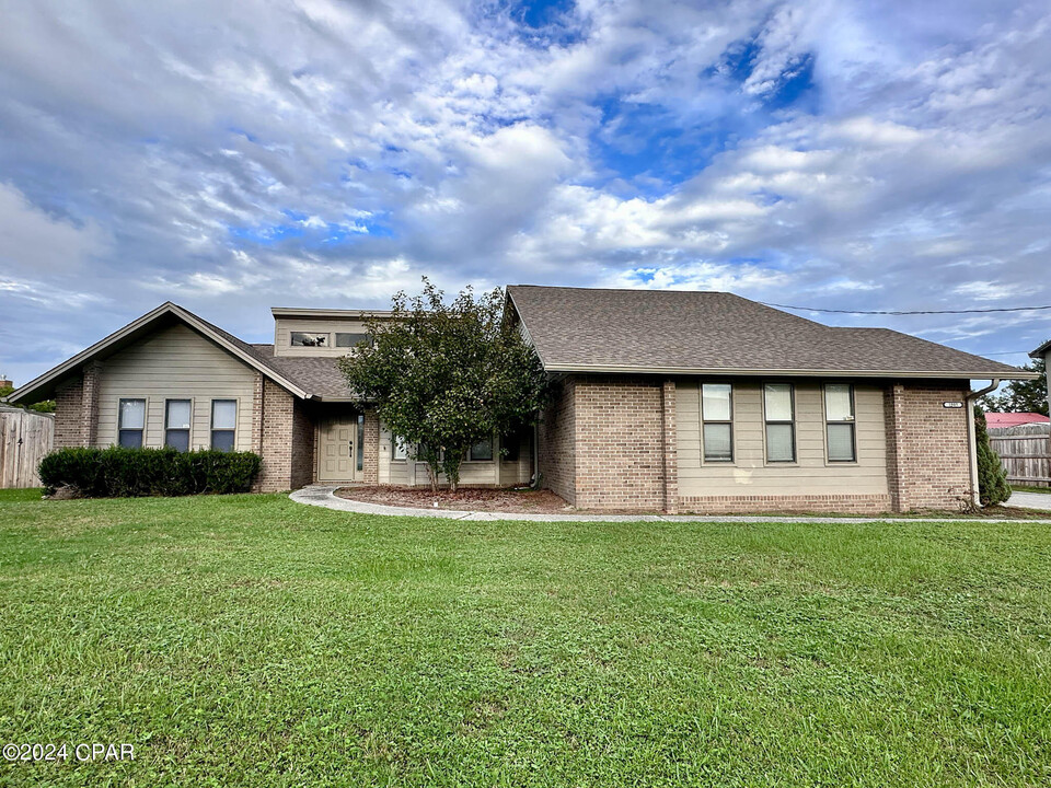 1805 Maryland Ave in Lynn Haven, FL - Foto de edificio