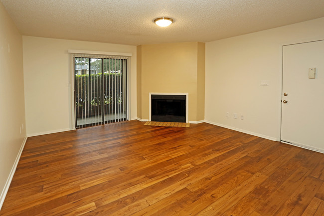 Jasmine Creek Apartments in Pensacola, FL - Building Photo - Interior Photo