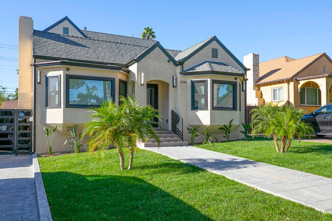 1345 Winchester Ave in Glendale, CA - Foto de edificio - Building Photo