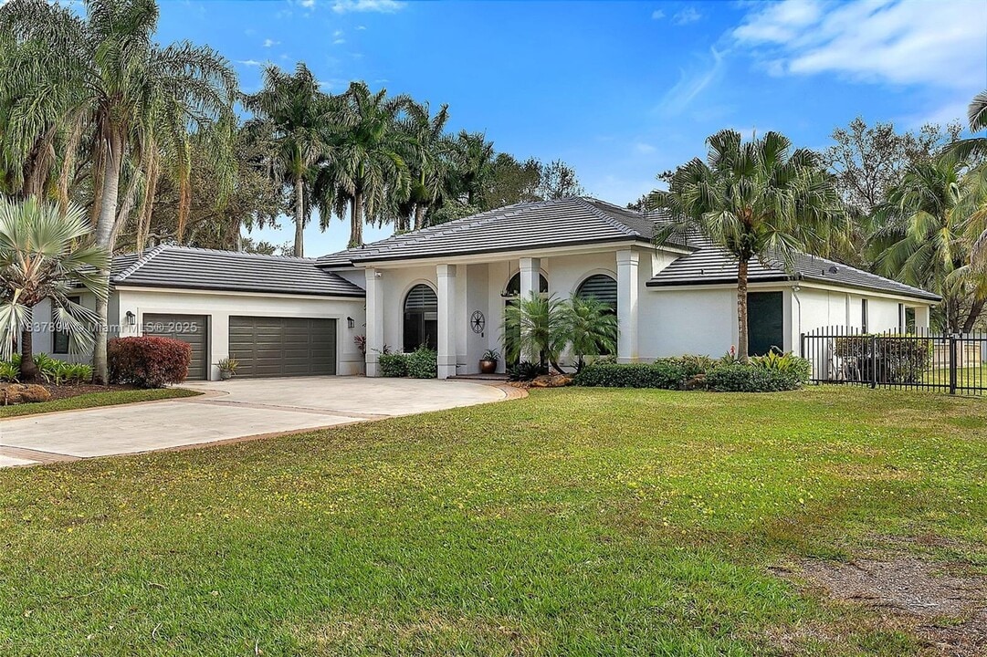 3500 Fairfax Ln in Davie, FL - Building Photo
