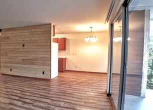Greenwood North Apartments in Seattle, WA - Foto de edificio - Building Photo
