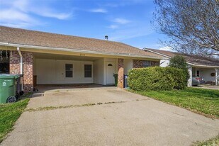 2318 Lindblad Ct in Arlington, TX - Building Photo