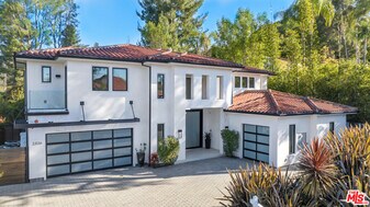 23136 Park Contessa in Calabasas, CA - Building Photo