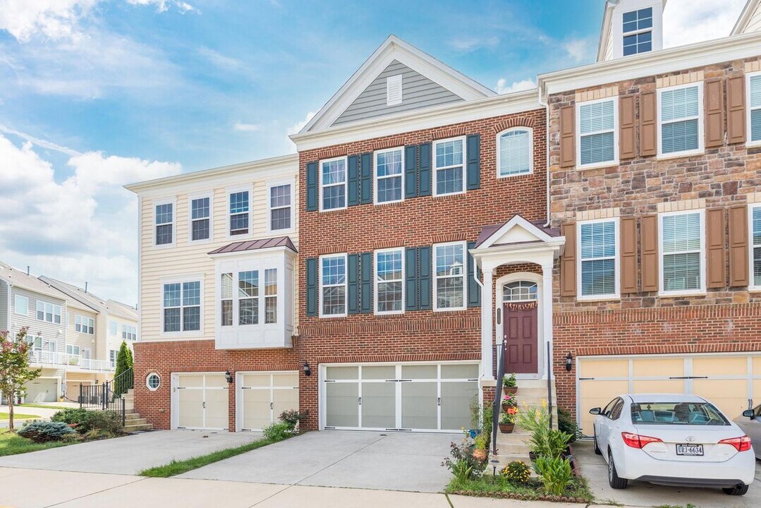 43543 Heritage Gap Terrace in Chantilly, VA - Building Photo