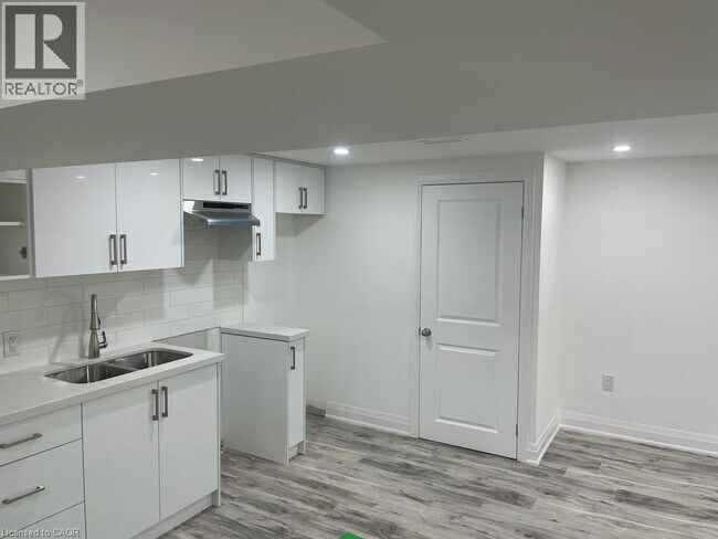 17 Fisher Crescent in Hamilton, ON - Building Photo - Building Photo