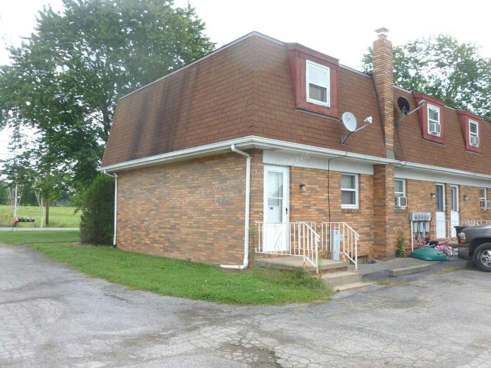 272 Mohawk School Rd in New Castle, PA - Building Photo