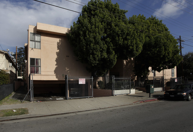 13111 Vanowen St in North Hollywood, CA - Foto de edificio - Building Photo