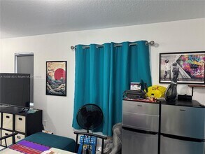 2730 NW 44th St in Miami, FL - Building Photo - Building Photo