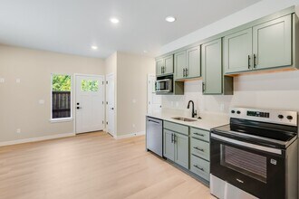 16927 SW 132nd Ter, Unit 16927 A in Tigard, OR - Building Photo - Building Photo