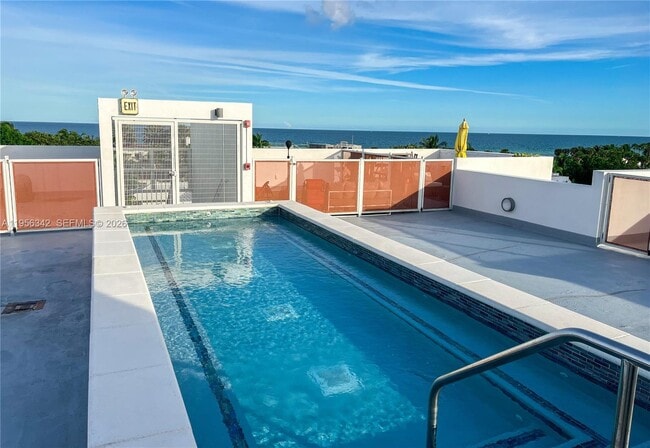7744 Collins Ave, Unit 19 in Miami Beach, FL - Building Photo - Building Photo
