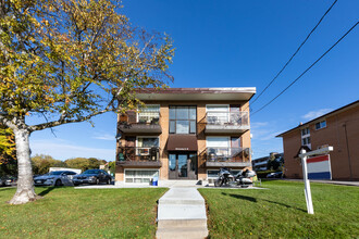 708 Dunlop St W in Whitby, ON - Building Photo - Building Photo