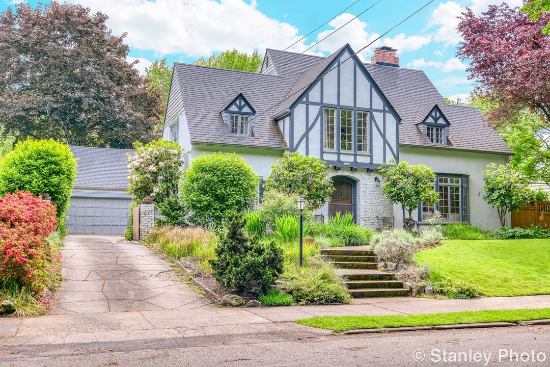 6044 SE Reed College Pl in Portland, OR - Building Photo