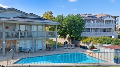 104 Cove E in Horseshoe Bay, TX - Foto de edificio - Building Photo