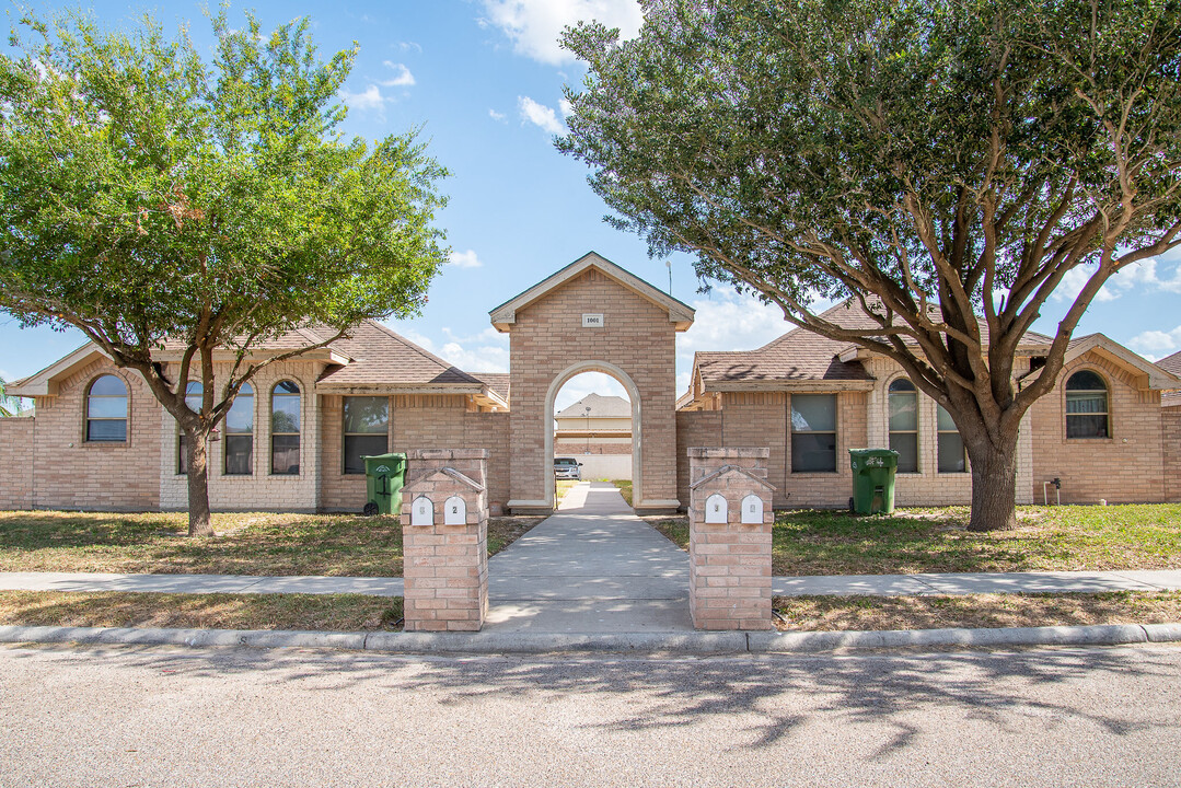 1003 Cedarwood Dr, Unit 3 in Rio Grande City, TX - Building Photo